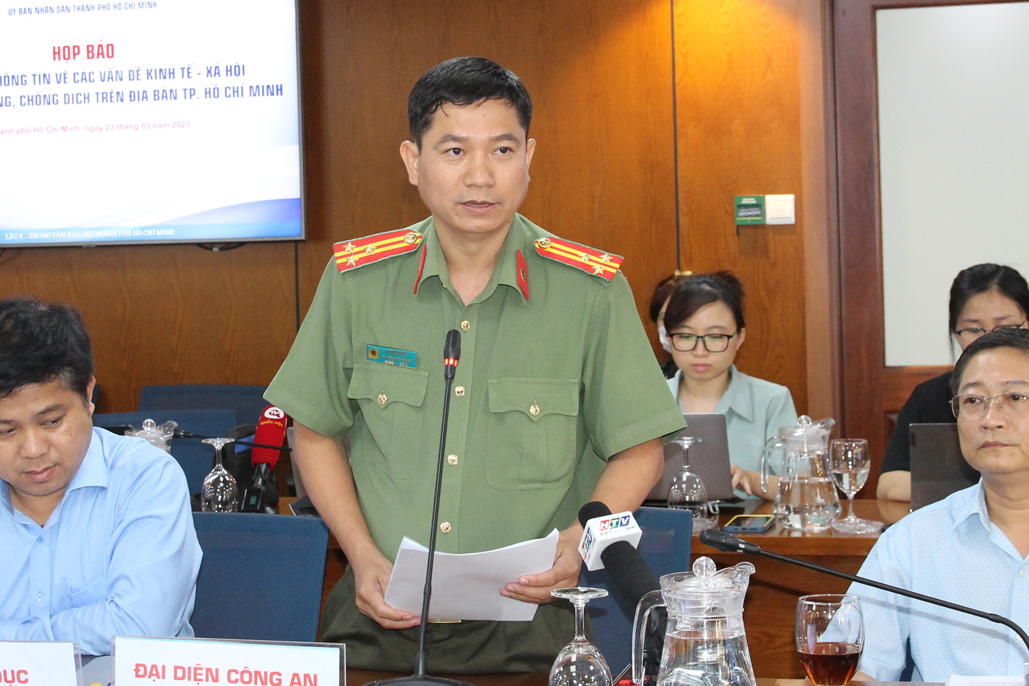 Thượng tá Lê Mạnh Hà, Phó Trưởng Phòng tham mưu Công an TP. Hồ Chí Minh thông tin tại buổi họp báo (Ảnh: H.Hào).